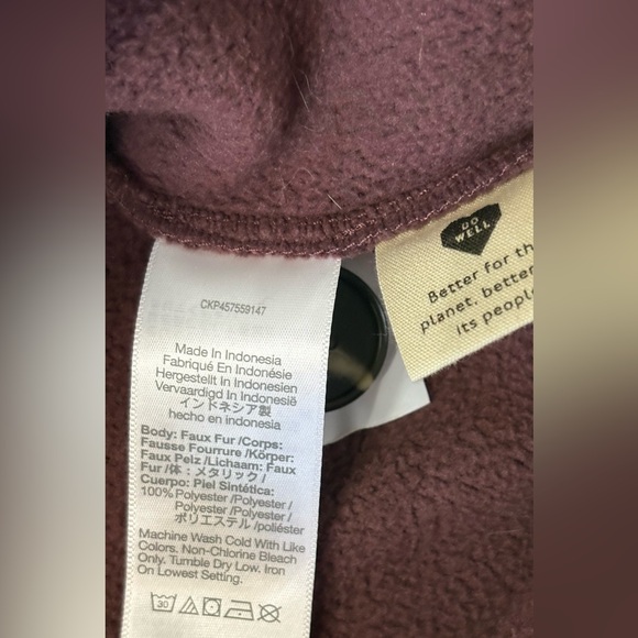 Madewell (Re)sourced Fleece Crop Cardigan in the color Dark Fig - Picture 4 of 8